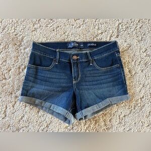 Hollister Low-Rise Midi Dark Wash Jean Short, size 3 - w26